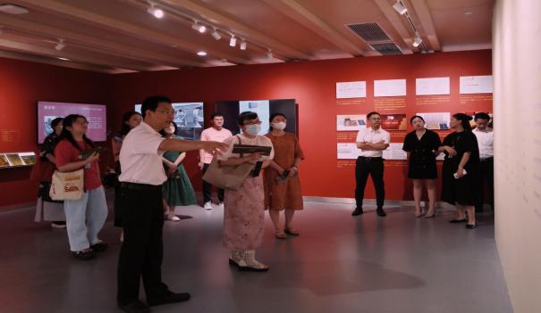 松江区文化旅游局副局长张国强向市民代表讲解文化展览